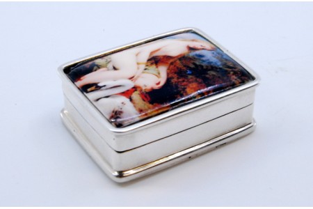 Caixa de comprimidos em prata com esmalte e dama antiga na tampa basculante.